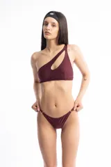 Bombacha de bikini color borgoña con corte vedetina, laterales elastizados y aros dorados decorativos en los laterales.