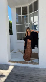 Ruana color marrón de algodón con poliéster y flecos.