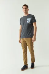 Remera gris de algodón con estampado en el pecho. Corte regular, manga corta y cuello redondo.