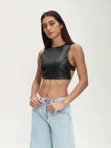Top corto negro de cuero sintético, con cuello redondo y sin mangas.