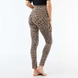 Legging de tiro alto con estampado animal print de leopardo, confeccionado en tejido elástico ajustado al cuerpo.
