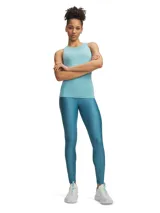 Calza deportiva Under Armour de tiro medio, confeccionada en tejido elástico y transpirable con tecnología HeatGear. Presenta cintura elástica con logo de la marca y diseño ajustado que estiliza la figura.