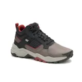 Championes de caña media Caterpillar, modelo Grapple Leather, con diseño robusto en tonos gris, negro y detalles en rojo. Presenta una combinación de cuero y materiales sintéticos, con suela dentada de alto agarre y cierre con cordones.