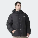 Campera puffer negra con capucha, cierre frontal con botones a presión y logo de la marca estampado en el pecho.