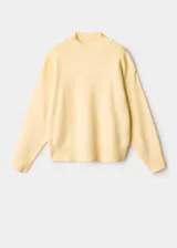 Jersey de punto medio color amarillo, con cuello perkins, manga larga y diseño recto.