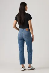 Jeans Levi's modelo Ribcage Straight Ankle, color azul con lavado medio, tiro alto y diseño de pierna recta corta.