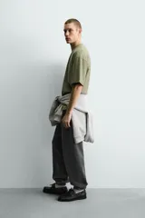 Camiseta boxy fit de algodón color verde militar, con cuello redondo y manga corta.