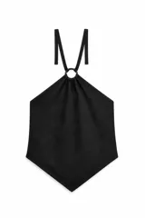 Top negro de corte hexagonal con escote halter y detalle de argolla metálica en el cuello.