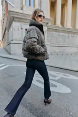 Anorak acolchado de cuello subido y manga larga con puños elásticos ajustables. Presenta un diseño de cuadros, cierre frontal con cremallera, bolsillos laterales con cierre y bajo ajustable con cordones elásticos.