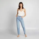 Jean de mujer tiro alto, corte recto, color azul claro lavado.