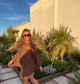 Sobrecamisa color chocolate con detalles en cuero color camel en espalda y frente. Corte recto y mangas largas.