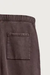 Pantalón jogger relaxed fit de color marrón con efecto lavado, cintura elástica ajustable con cordón y bolsillos laterales.