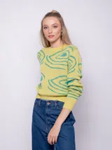 Sweater amarillo de tejido de punto con diseño de jacquard con ondas turquesas. Es de cuello redondo y manga larga.