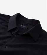 Camisa de vestir marrón oscuro, corte slim, de manga larga y cuello camisero.