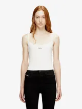 Top de mujer Diesel modelo T-Hupy-Od, de calce ajustado y confeccionado en tejido de punto acanalado blanco. Presenta tirantes finos, escote redondo y el logo ovalado metálico de la marca en el centro del pecho.