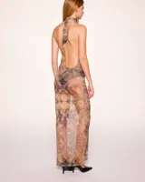 Vestido largo de microtul con estampado abstracto en tonos marrones y beige. Diseño con escote halter y espalda descubierta.