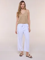 Musculosa de hilo color beige con tejido de punto calado, escote en V y breteles anchos.