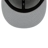 Gorro New Era 59FIFTY blanco con logo de los New York Yankees bordado en el frente.