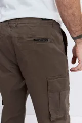 Pantalon cargo de corte holgado en color marrón, con bolsillos laterales con solapa y cierre frontal.