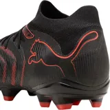 Championes de fútbol Puma Future 9 Match FG/AG, color naranja vibrante con detalles en plateado. Diseño de corte medio con tecnología de ajuste avanzado y suela especializada para tracción en césped natural y artificial.