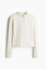 Campera deportiva de corte ajustado confeccionada en tejido funcional SoftMove y DryMove. Presenta capucha, cierre frontal con protección para el mentón, bolsillos laterales con cierre y mangas extralargas con abertura para el pulgar.