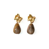 Aros colgantes con base dorada irregular y dije de resina color marrón con efecto marmolado.
