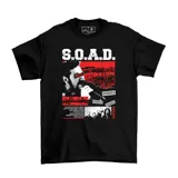 Remera negra de algodón con estampado gráfico frontal de la banda System of a Down, incluyendo letras de canciones y elementos visuales en tonos rojos y blancos.