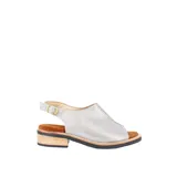 Sandalias amarillas de cuero con puntera abierta, taco bajo de madera y tira trasera con hebilla.