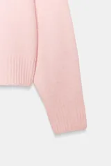 Jersey de punto de tacto suave, color azul eléctrico, con cuello redondo y manga larga. Presenta acabados en rib en cuello, puños y ruedo.
