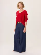 Pantalon de corte ancho y holgado, confeccionado en mezcla de algodón, viscosa y lino. Presenta costuras decorativas, pinzas debajo de la rodilla, bordado de monograma en el bolsillo delantero y pespuntes a contratono.
