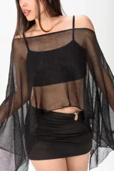 Poncho negro de tejido traslúcido con brillo sutil, mangas amplias y caída asimétrica.