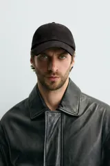 Gorra de seis paneles confeccionada en tejido de algodón con ajuste posterior.