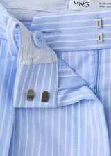 Pantalón de corte recto y tiro bajo, de diseño amplio y fluido, con patrón de rayas verticales finas.