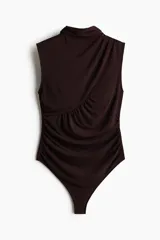 Body colaless sin mangas en punto elástico color marrón oscuro, con cuello alto y costuras fruncidas que generan un efecto drapeado en toda la prenda.