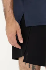 Remera deportiva azul marino de corte clásico, confeccionada en tejido de poliamida y elastano con tecnología drifit y protección UV50+.