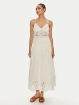 Vestido largo blanco con breteles finos, escote en V y detalle de tejido crochet calado en la cintura. La falda es plisada y termina con un borde de encaje ancho.