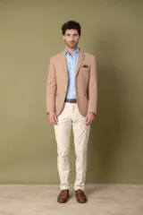 Saco slim fit The Harries Collection by Club House color beige, en tejido espiga de lana.