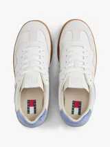 Zapatillas de corte bajo inspiradas en el baloncesto, con exterior de piel blanca, detalles en azul claro y suela de plataforma color caramelo. Presentan paneles de texturas a contraste y logo de la marca en el lateral.