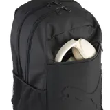 Mochila Puma modelo Buzz, color negro, con gran logo Puma en relieve en el panel frontal. Presenta un bolsillo superior con cierre y un bolsillo lateral de malla.