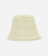 Sombrero tipo bucket de ganchillo color beige, con diseño de tejido calado y estructura firme.