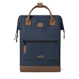Mochila Cabaia modelo Adventurer Chicago, color azul con detalles en marrón. Tiene capacidad de 12L, 23L o 26L, sistema MOLLE, compartimento acolchado para tablet o PC, correa para sujetar a la maleta y tirantes acolchados antitranspirantes.