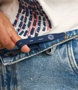 Short mom de jean color celeste con tiro alto, trabillas en la cintura y dobladillo revuelto en las piernas.