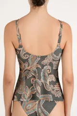 Tankini con breteles finos y escote en V, con detalle de aplique circular en color ámbar en el centro del busto. Presenta un estampado tipo paisley en tonos oscuros, ocres y azulados.