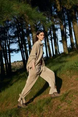 Pantalón de terciopelo azul con corte holgado y diseño tipo cargo. Presenta bolsillos laterales y una textura suave con acabado brillante.