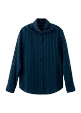 Blusa de cuello alto con diseño de rayas verticales finas, confeccionada en una mezcla de viscosa, poliamida y poliéster. Presenta cierre frontal de botones y mangas largas con puños abotonados.