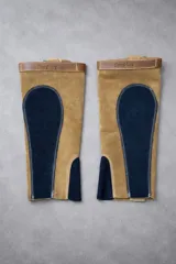 Polainas de gamuza color tostado con detalles en gamuza azul marino y ribetes de cuero marrón claro. Llevan el logo de Sierra Mora grabado en el ribete superior.