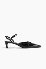 Sandalias de taco kitten color negro, confeccionadas en material sintético con acabado brillante. Presentan punta fina, tira delantera con hebilla metálica dorada y tira ajustable en el talón con cierre de hebilla.