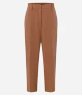 Pantalón de vestir color marrón, de corte recto y tiro alto, con cierre frontal y bolsillos delanteros.