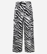 Pantalón wide de sarga con estampado animal print de cebra, cintura con trabilla, cierre tradicional y bolsillos cargo laterales.