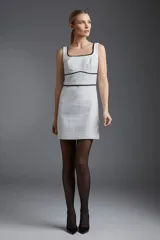 Vestido corto negro de tweed con escote cuadrado y breteles anchos con detalle de puntilla.